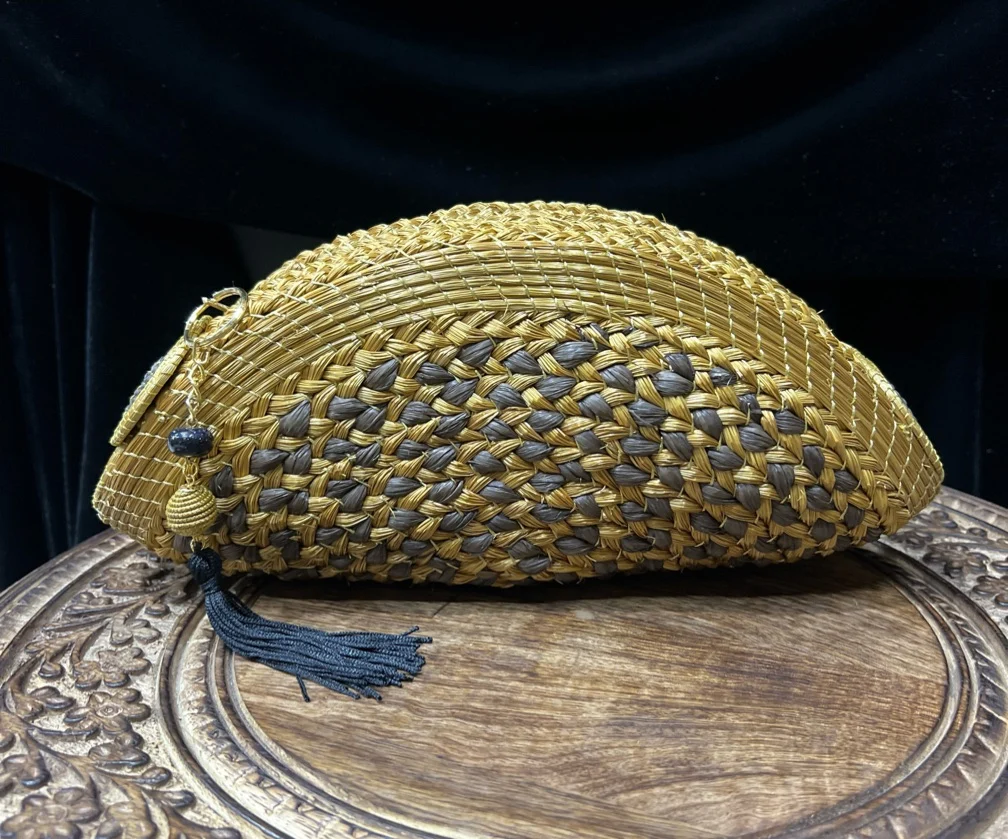 Half-moon clutch