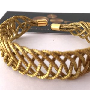 Closed-braid bracelet